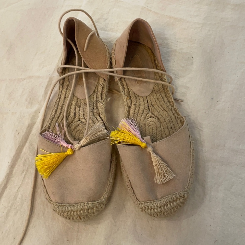 Shoes with tassels